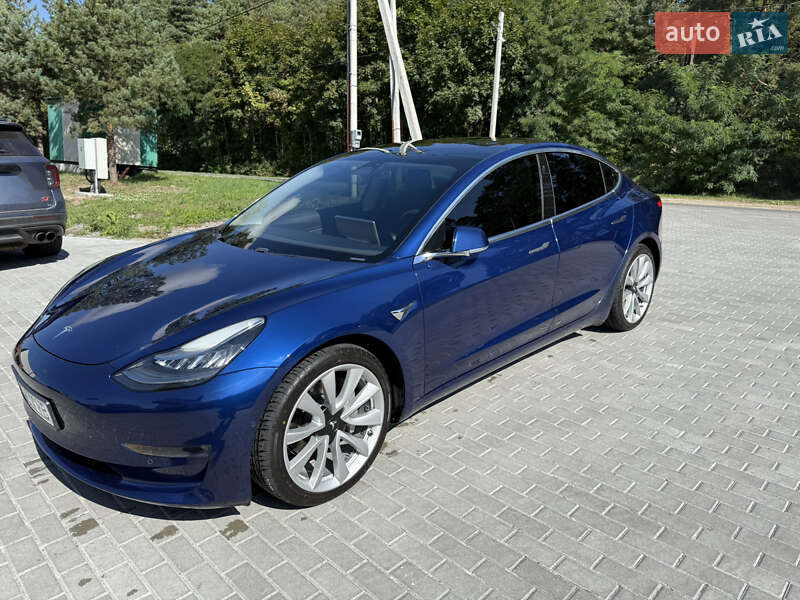 Седан Tesla Model 3 2019 в Львові