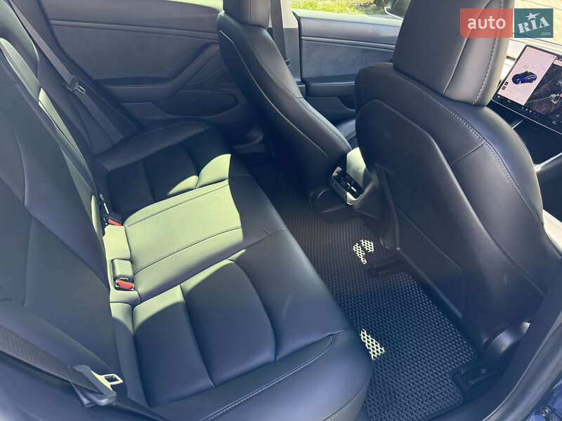 Седан Tesla Model 3 2019 в Львові