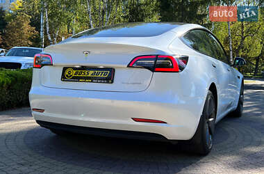 Седан Tesla Model 3 2022 в 