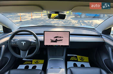 Седан Tesla Model 3 2022 в 