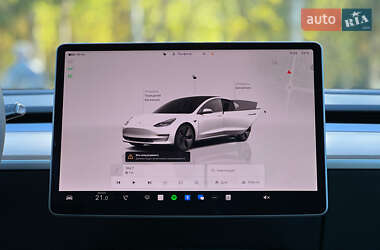 Седан Tesla Model 3 2022 в 
