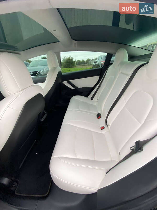 Седан Tesla Model 3 2019 в Львові