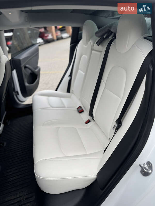 Седан Tesla Model 3 2021 в Львові