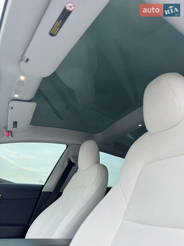 Седан Tesla Model 3 2021 в Львові