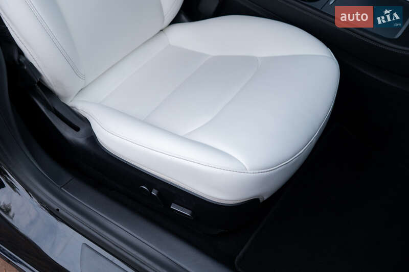 Седан Tesla Model 3 2020 в Киеве