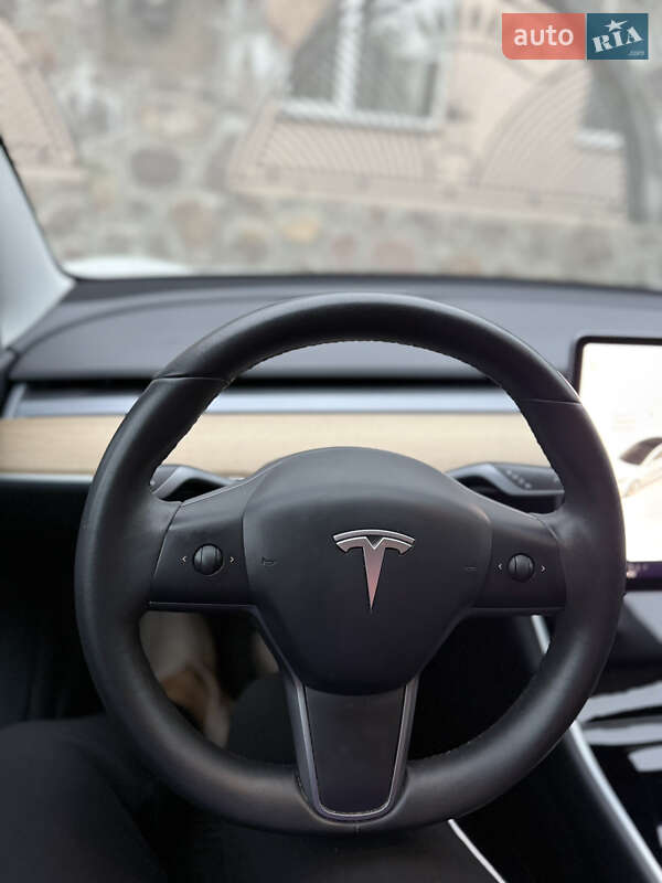 Седан Tesla Model 3 2020 в Радехові