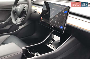 Седан Tesla Model 3 2020 в 
