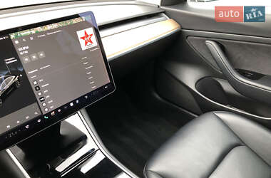 Седан Tesla Model 3 2020 в 