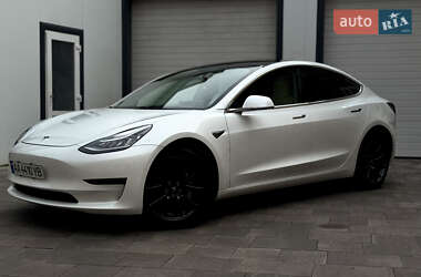 Седан Tesla Model 3 2020 в 