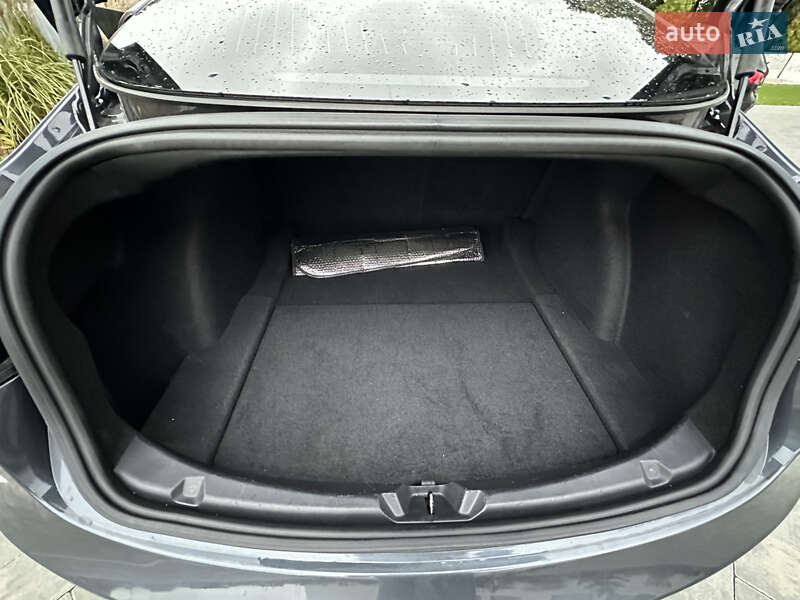 Седан Tesla Model 3 2020 в Луцьку