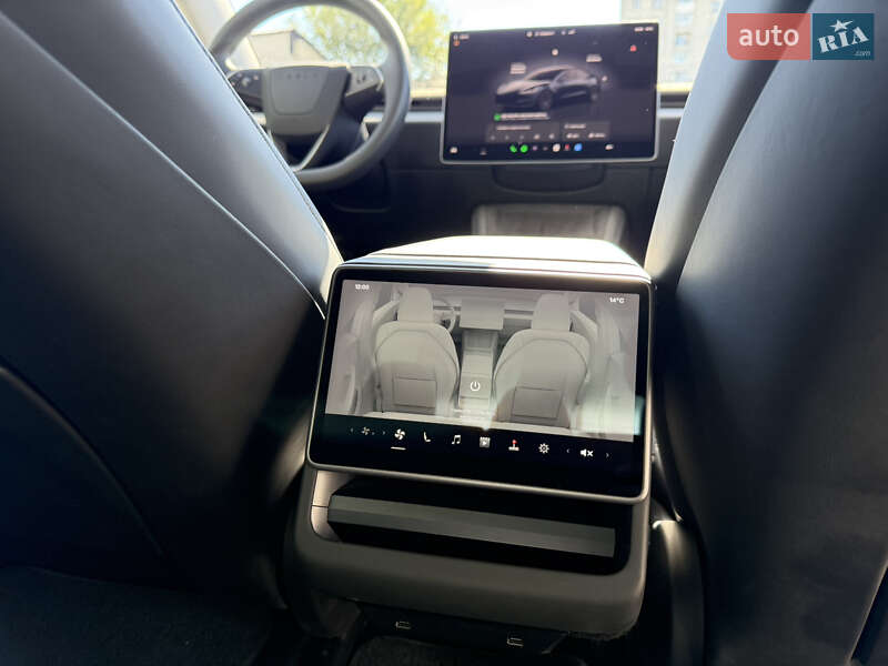 Седан Tesla Model 3 2023 в Львові
