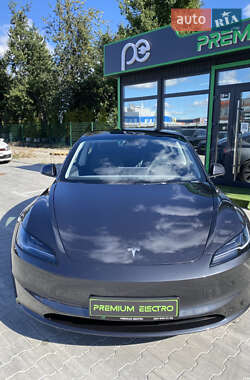 Седан Tesla Model 3 2024 в 
