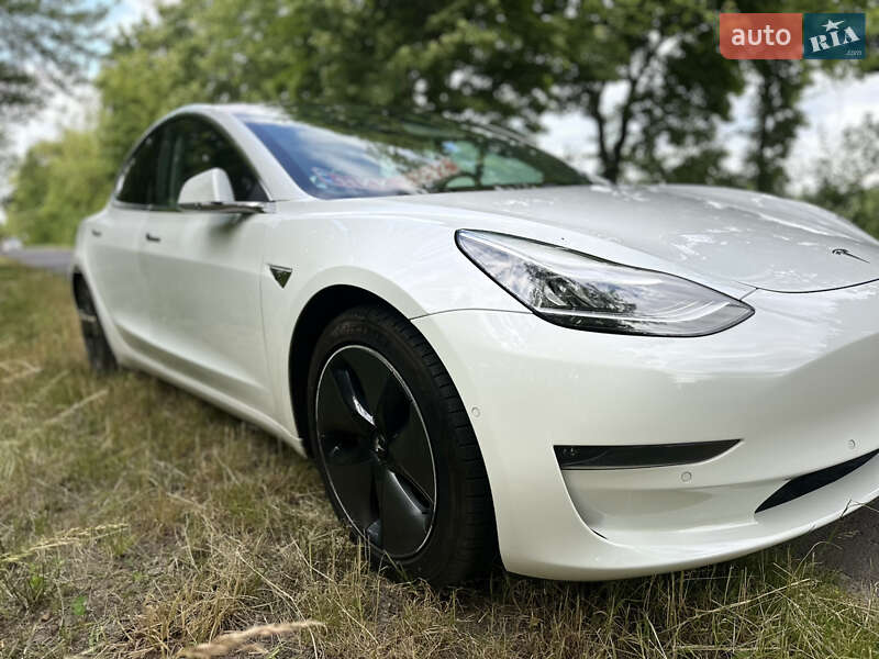 Седан Tesla Model 3 2020 в Львові