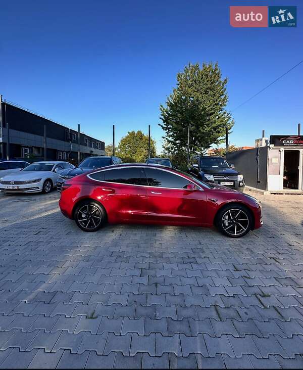 Седан Tesla Model 3 2018 в Ужгороді