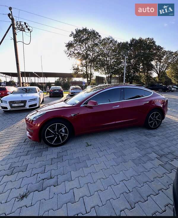 Седан Tesla Model 3 2018 в Ужгороді