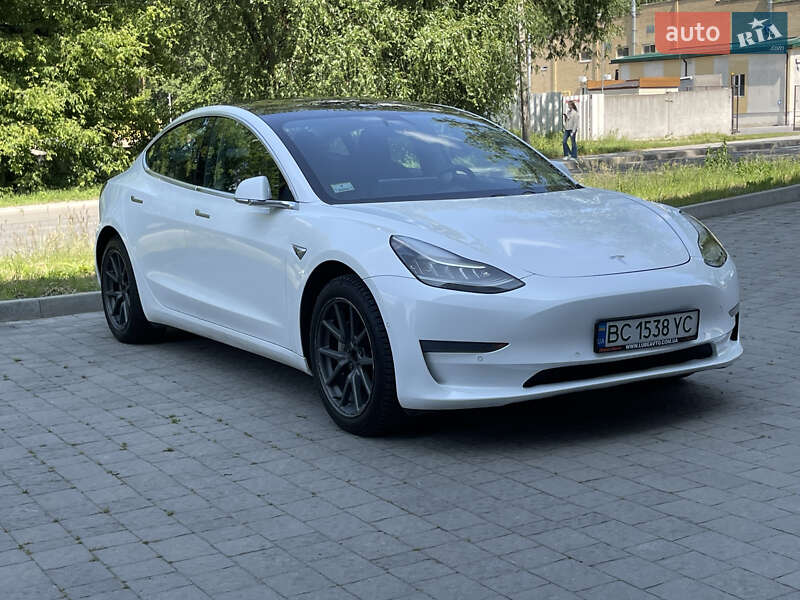 Седан Tesla Model 3 2019 в Новояворовске