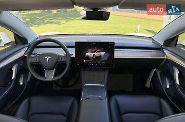 Седан Tesla Model 3 2022 в 