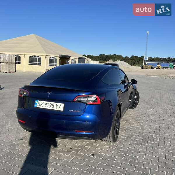 Седан Tesla Model 3 2022 в Ровно
