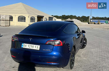 Седан Tesla Model 3 2022 в 