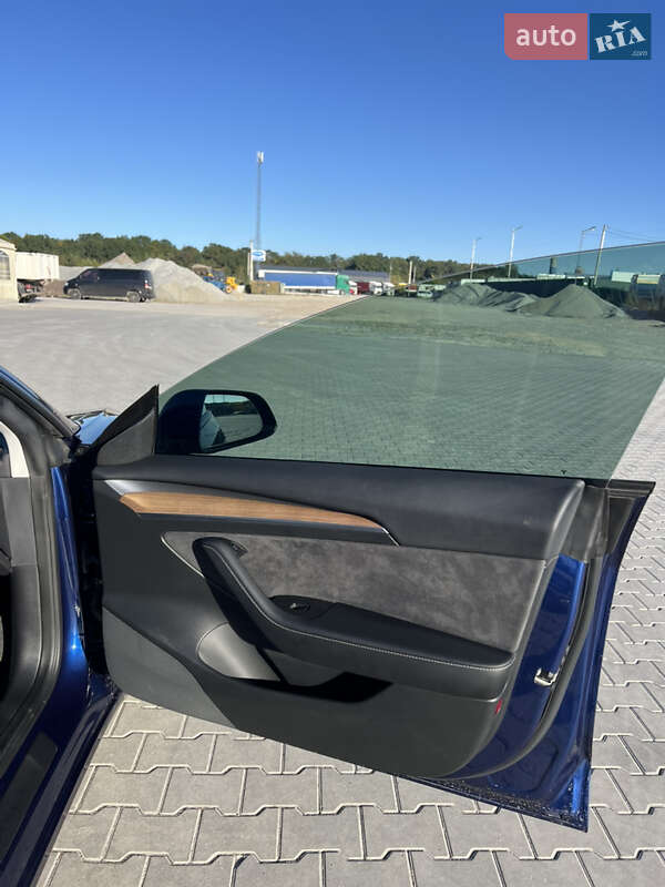 Седан Tesla Model 3 2022 в Ровно