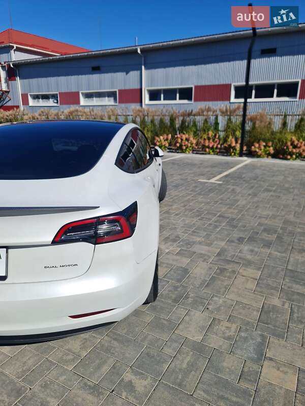 Седан Tesla Model 3 2023 в Луцьку