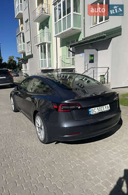 Седан Tesla Model 3 2022 в 
