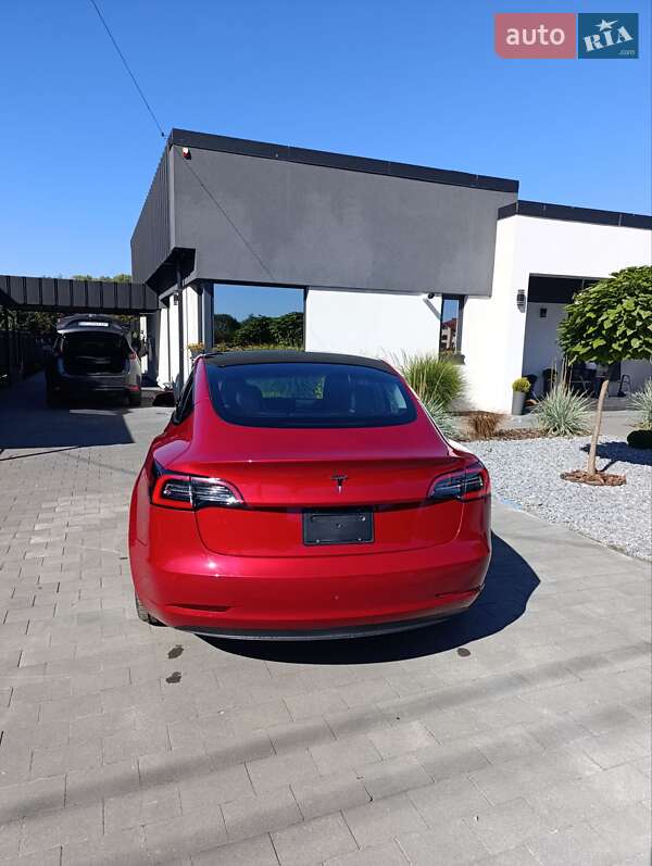 Седан Tesla Model 3 2022 в Стрию