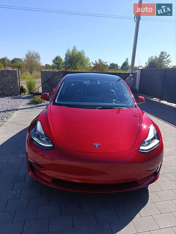 Седан Tesla Model 3 2022 в Стрию