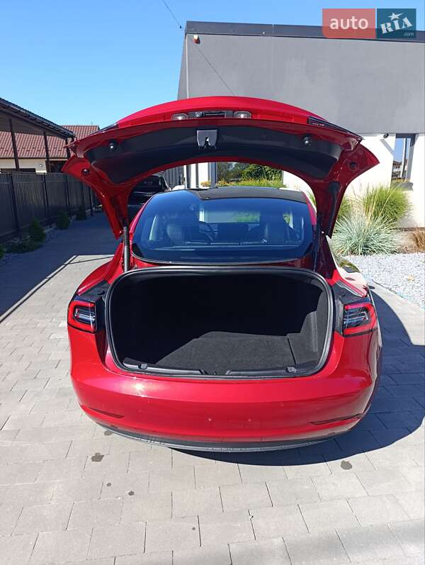 Седан Tesla Model 3 2022 в Стрию