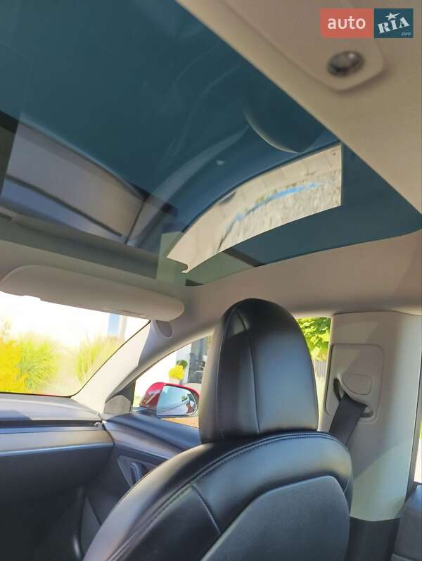 Седан Tesla Model 3 2022 в Стрию