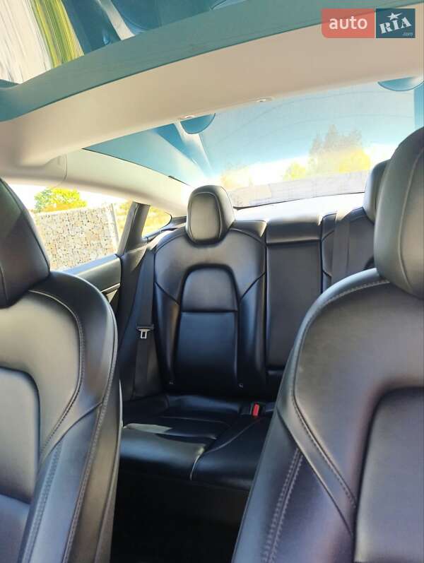 Седан Tesla Model 3 2022 в Стрию