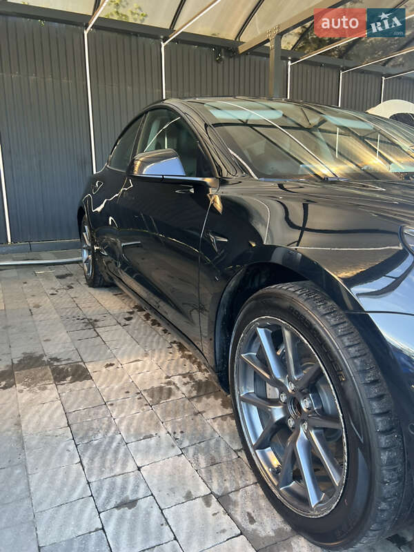 Седан Tesla Model 3 2022 в Ужгороде