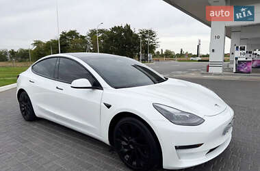 Седан Tesla Model 3 2022 в 