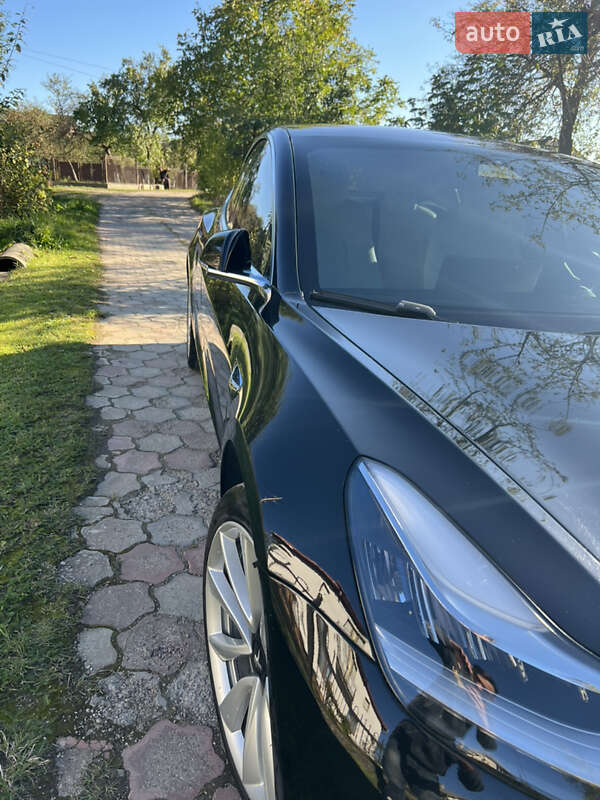 Седан Tesla Model 3 2018 в Долині