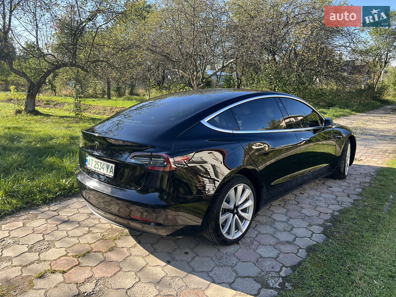 Седан Tesla Model 3 2018 в Долині