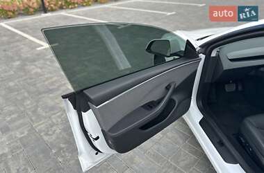 Седан Tesla Model 3 2024 в 