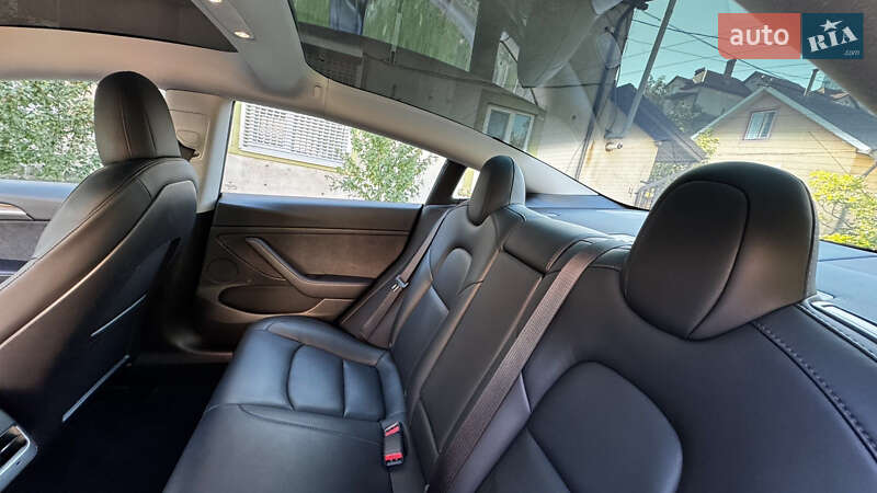 Седан Tesla Model 3 2022 в Чернівцях