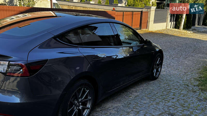 Седан Tesla Model 3 2022 в Чернівцях