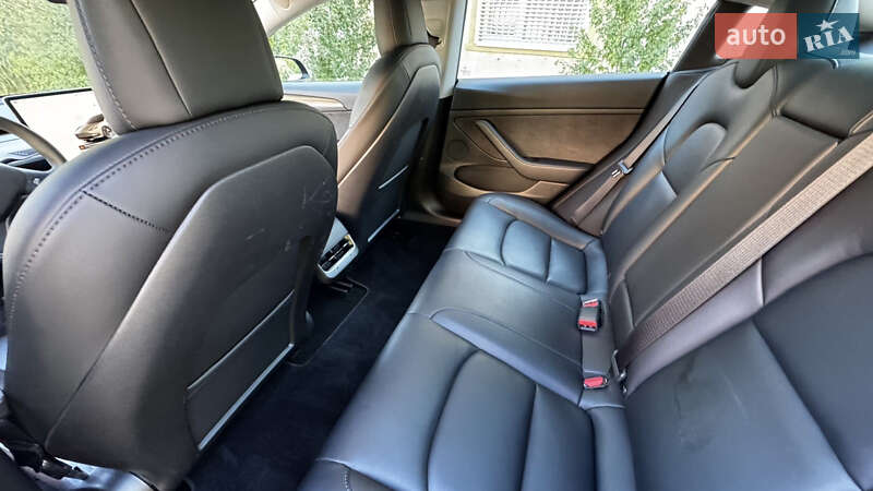 Седан Tesla Model 3 2022 в Чернівцях