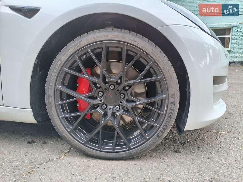 Седан Tesla Model 3 2023 в Теплику