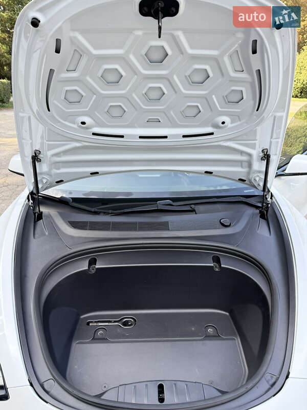 Седан Tesla Model 3 2019 в Львове