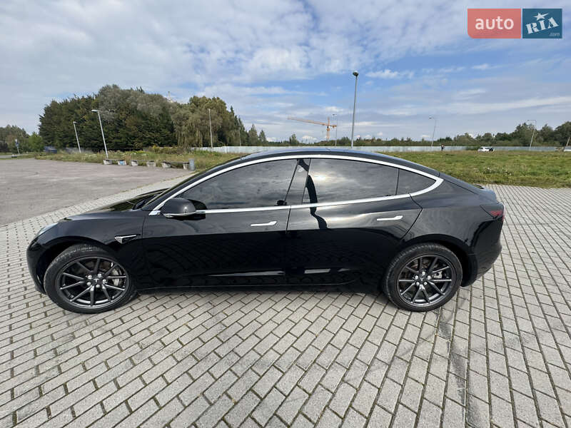 Седан Tesla Model 3 2018 в Львові