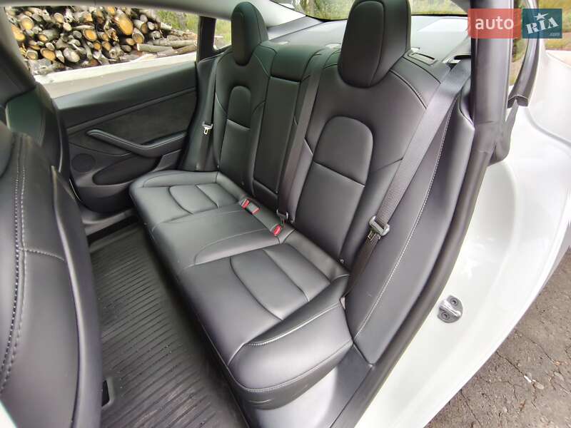 Седан Tesla Model 3 2023 в Теплику