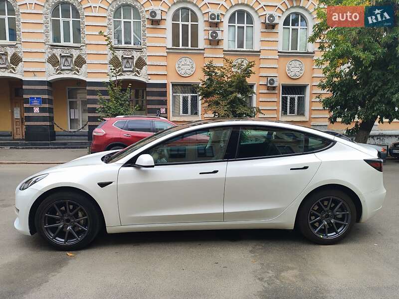 Седан Tesla Model 3 2021 в Киеве