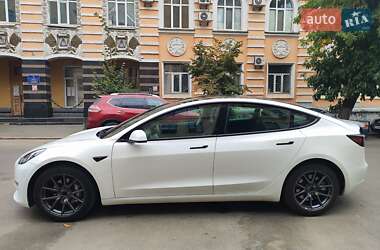 Седан Tesla Model 3 2021 в 