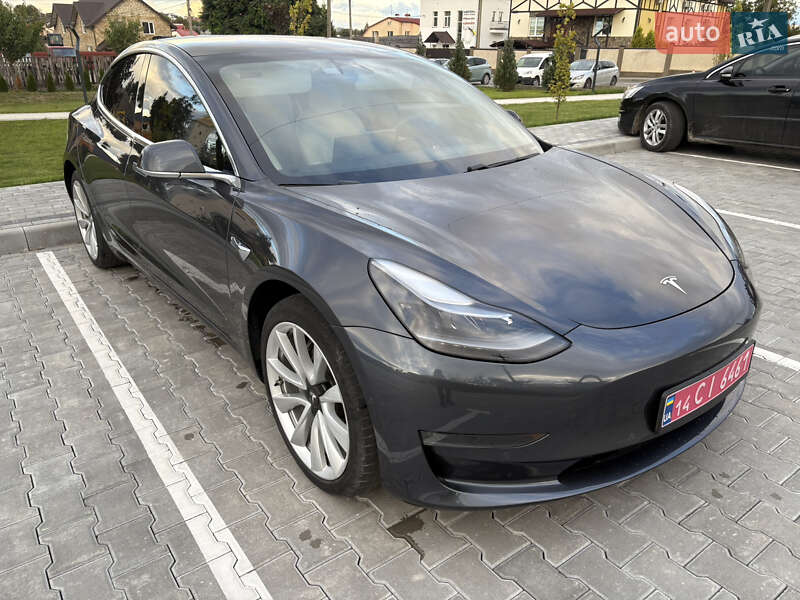 Седан Tesla Model 3 2018 в Львові