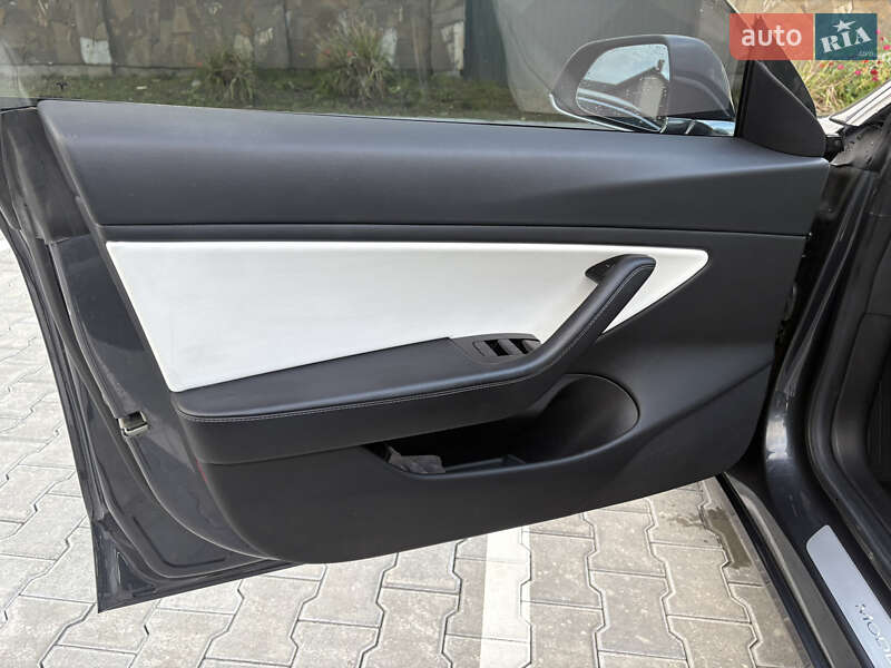 Седан Tesla Model 3 2018 в Львові