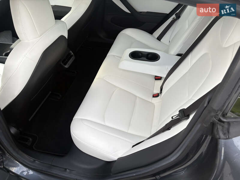 Седан Tesla Model 3 2018 в Львові