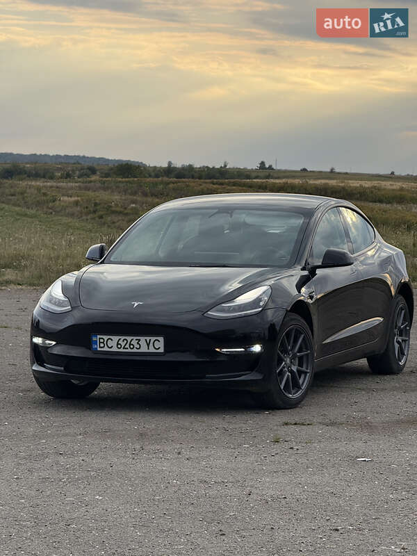 Седан Tesla Model 3 2022 в Львове