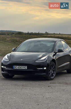Седан Tesla Model 3 2022 в 